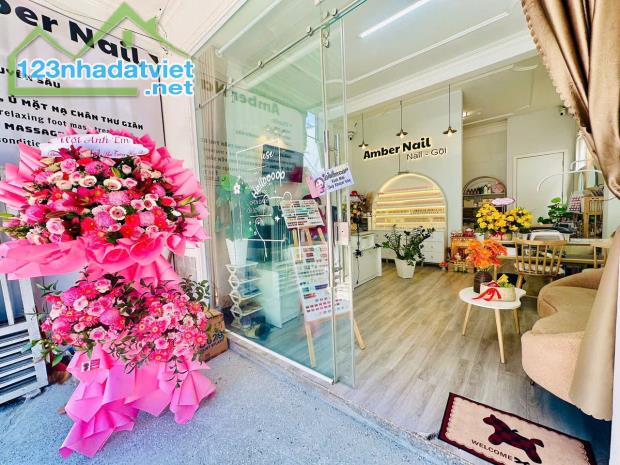Vì em có con nhỏ và bầu bì chuẩn bị về quê sinh em bé nên không quản lý được tiệm SANG - 2