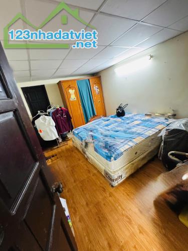 CHO THUÊ CĂN HỘ TẬP THỂ PHỐ CHÙA LÁNG, ĐỐNG ĐA, 3 NGỦ - 9.5 TR - 1
