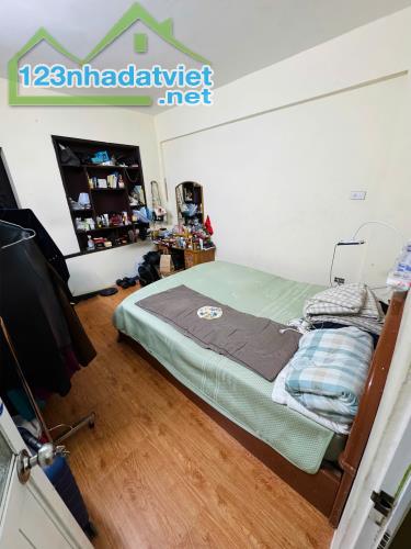 CHO THUÊ CĂN HỘ TẬP THỂ PHỐ CHÙA LÁNG, ĐỐNG ĐA, 3 NGỦ - 9.5 TR - 2