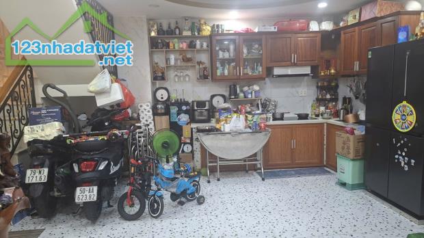 Bán nhà trung tâm Q3,khu phố thời trang- 8m x6m-5PN -7 WC - 2