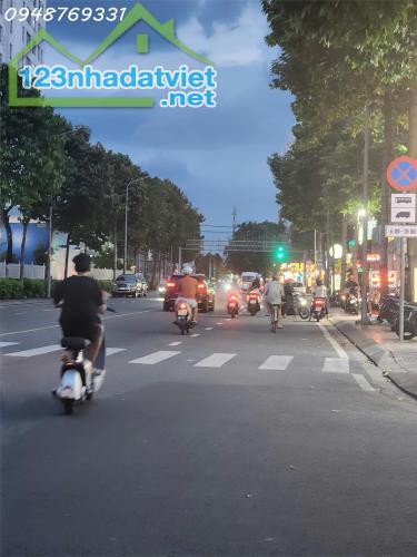 BÁN CĂN HỘ DỊCH VỤ ÂU DƯƠNG LÂN Q.8 – THANG MÁY – DÒNG TIỀN 150TR/THÁNG -0948769331
