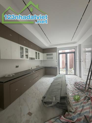 NHÀ 5 TẦNG - NGÃ TƯ BỐN XÃ - KHU TÊN LỬA - GIÁ CHỈ 7,9 TỶ - 2
