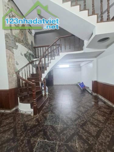 NHÀ PHÂN OTO ĐỖ CỬA PHỐ NGUYỄN CHÍ THANH DT 50m2 x 5 Tâng MT 6m. LH 0934.550.556. - 2