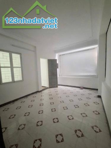 NHÀ PHÂN OTO ĐỖ CỬA PHỐ NGUYỄN CHÍ THANH DT 50m2 x 5 Tâng MT 6m. LH 0934.550.556. - 1