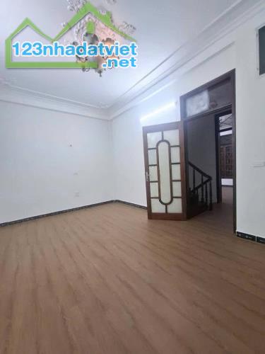 NHÀ PHÂN OTO ĐỖ CỬA PHỐ NGUYỄN CHÍ THANH DT 50m2 x 5 Tâng MT 6m. LH 0934.550.556.