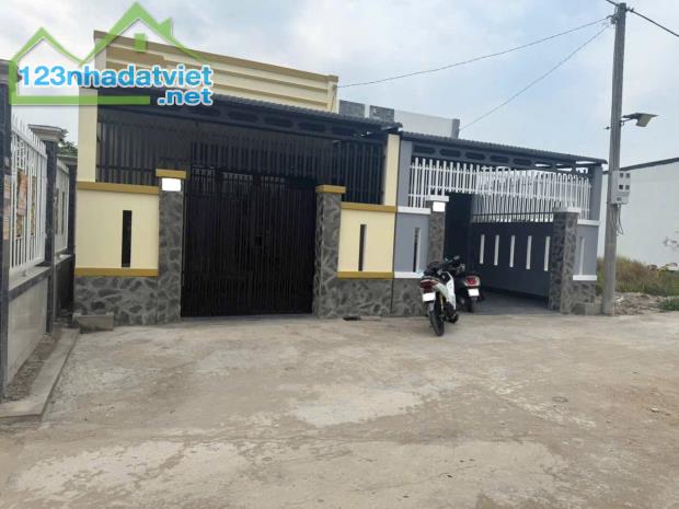Bán gấp căn nhà cấp 4, SHR, 80m2, Xã Phước Vĩnh An, Giá 850 Triệu.