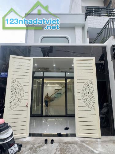 Nhà rộng, hẻm kinh doanh 8m, đối diện C/c Celadon, 6.2 tỷ