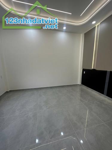 Nhà rộng, hẻm kinh doanh 8m, đối diện C/c Celadon, 6.2 tỷ - 5