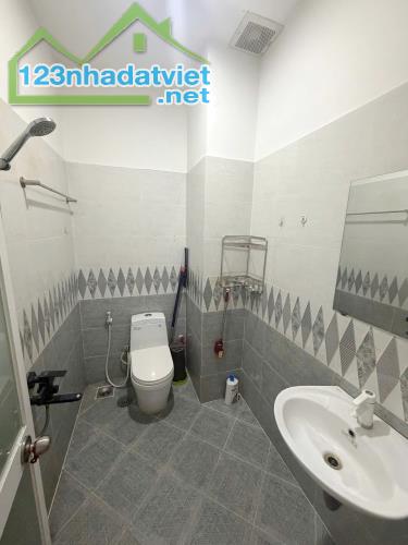 Nhà mới 5 tầng hẻm đẹp sát bờ kè đường Hưng Phú P8Q8. Giá: 7.2 tỷ - 4