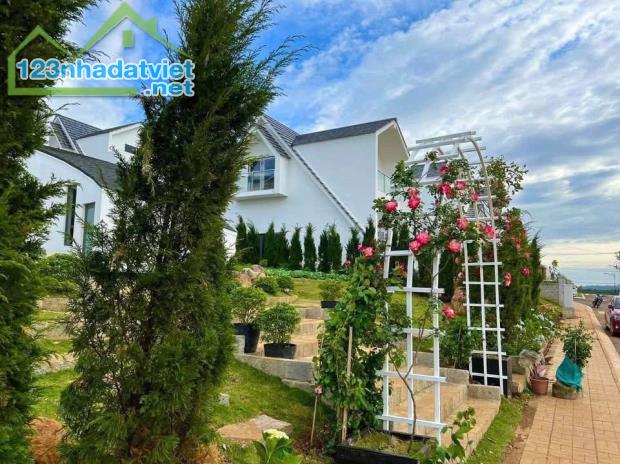 Bán biệt thự nghỉ dưỡng 3,65 tỷ full nội thất, nhà mới 100%, sổ sẵn, thuê lại 12tr/tháng
