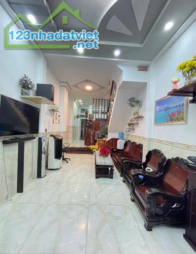 Bán nhà Tám Danh P.4 Q.8. Diện tích 46m2. Kết cấu 3 tầng 4PN 4WC. Hoàn công đủ.