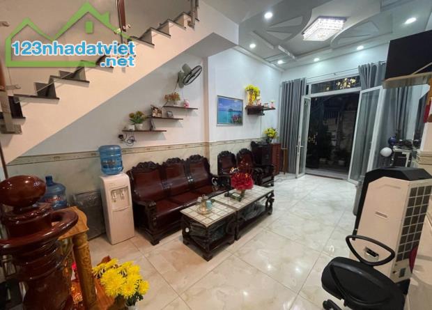 Bán nhà Tám Danh P.4 Q.8. Diện tích 46m2. Kết cấu 3 tầng 4PN 4WC. Hoàn công đủ. - 1