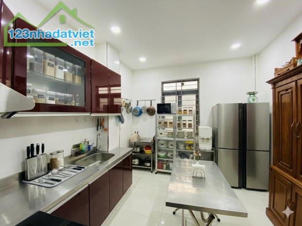 BÁN NHÀ HẺM XE HƠI, CÁCH 1 CĂN RA MẶT TIỀN, HAI MẶT HẺM THOÁNG, SỔ VUÔNG A4 - 4
