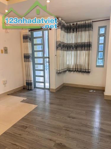 Nhà 3.6*10m/2lầu/ST hẻm thẳng Âu Dương Lân P3Q8 P.Chánh Hưng