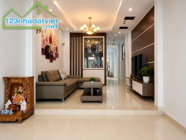 Bán nhà Quận 8 hẻm Dương Bá Trạc 99 m2 4PN 4WC chỉ nhỉnh 12 tỷ
