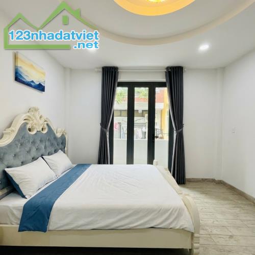 Dòng Tiền Ngập Răng, Trần Đình Xu, Quận 1. - 1