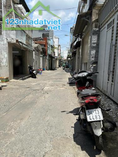 Nhà nát hẻm thẳng 5m 65m2 nở hậu Dương Bá Trạc P1Q8 P.Chánh Hưng - 1