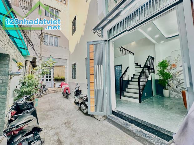 Nhà mới 2lầu ST/4PN Dương Bá Trạc P.Chánh Hưng (P1Q8) - 1