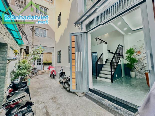 Nhà mới 2lầu ST/4PN Dương Bá Trạc P.Chánh Hưng (P1Q8)