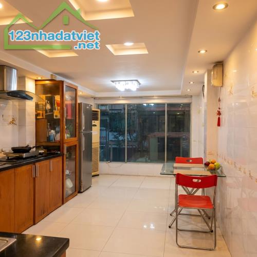 Với 9 Tỷ, Đi Bộ Ra Sở Thú, Sau Lưng Đài Truyền Hình, Quận 1 - 4