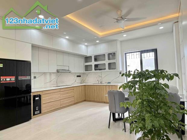 Bán nhà mặt tiền - Lê Bôi - 5x20 - 4 tầng hoàn công - gần chợ - 2