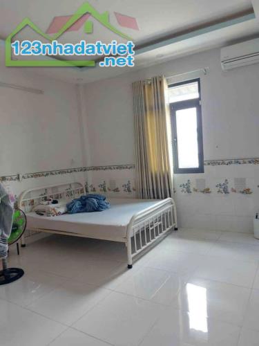 NHÀ ĐẸP 4 TẦNG - GIÁP PHẠM VĂN BẠCH & QUANG TRUNG GV - HẺM 3M SÁT MT - 82M²(4,1×20). - 3