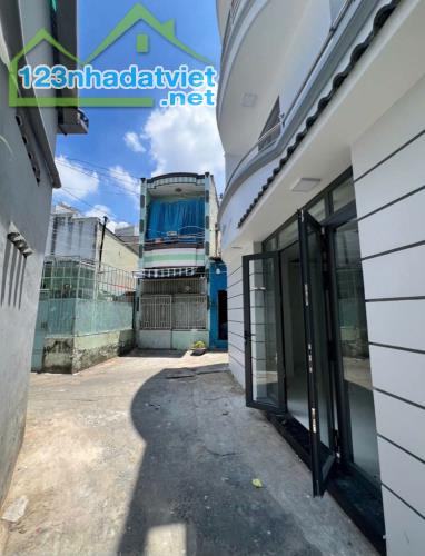 Bán nhà mới Q.8. Cách 2 căn nhà ra mặt t.i.ề.n đường. - 1