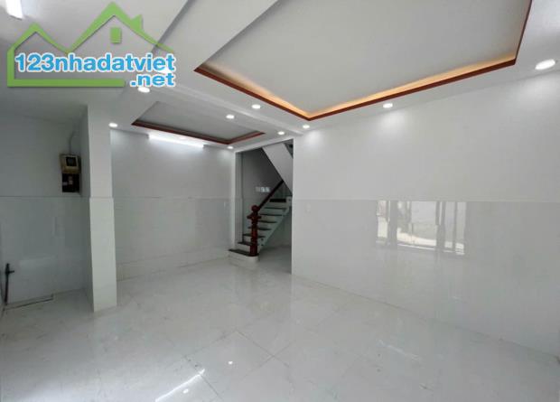 Bán nhà mới Q.8. Cách 2 căn nhà ra mặt t.i.ề.n đường. - 2