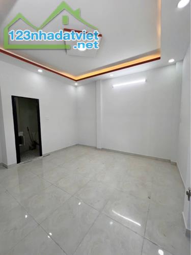 Bán nhà mới Q.8. Cách 2 căn nhà ra mặt t.i.ề.n đường. - 8