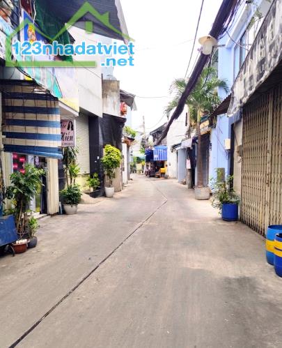 Nhà Lạc Long Quân, Phường 3, Quận 11, xe hơi, 35m, chỉ 3,9 tỷ.