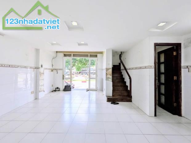 BÁN NHÀ PHỐ GẦN ĐẠI LỘ PHẠM VĂN ĐỒNG