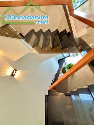 CHÍNH CHỦ BÁN NHÀ 3 TẦNG BAN CÔNG VÒM HIỆN ĐẠI - NGAY SAU CHỢ LONG TRƯỜNG - 4PN CHỈ 5.5 TỶ - 2