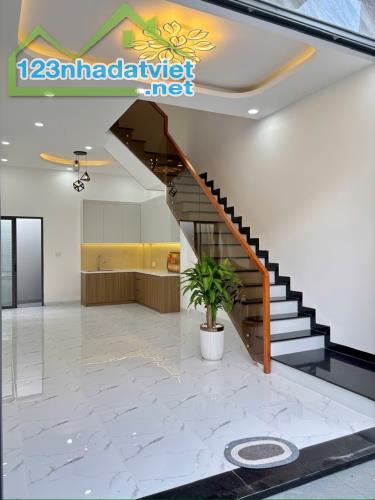CHÍNH CHỦ BÁN NHÀ 3 TẦNG BAN CÔNG VÒM HIỆN ĐẠI - NGAY SAU CHỢ LONG TRƯỜNG - 4PN CHỈ 5.5 TỶ - 3