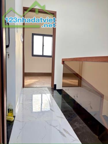 CHÍNH CHỦ BÁN NHÀ 3 TẦNG BAN CÔNG VÒM HIỆN ĐẠI - NGAY SAU CHỢ LONG TRƯỜNG - 4PN CHỈ 5.5 TỶ - 5