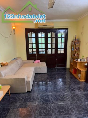 Cho thuê tập thể tầng 2 phố Đại La, Hai Bà Trưng, 80m , 4 ngủ, giá 8tr/tháng - 1