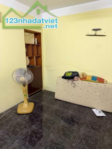 Cho thuê tập thể tầng 2 phố Đại La, Hai Bà Trưng, 80m , 4 ngủ, giá 8tr/tháng - 2