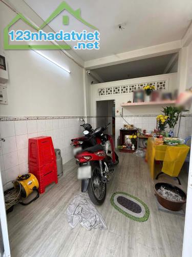 Nhà 3 tầng (6.5x18m) nở hậu hẻm thông đường Phong Phú P12Q8. Giá: 9.9 tỷ - 1