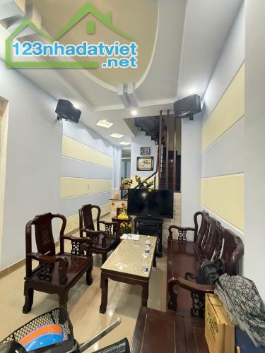 BÁN NHÀ HẺM DƯƠNG BÁ TRẠC P2 Q8 CŨ - 50M RA MẶT TIỀN -76m2 - GIÁ 8.x tỷ - 1