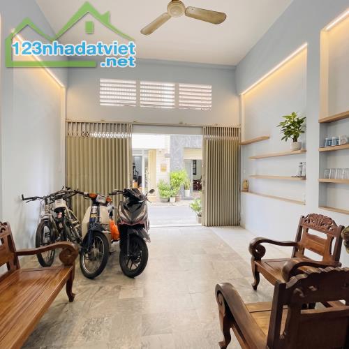 Nhà 3 tầng trung tâm Quận 1: Hẻm xe hơi thẳng tắp, sổ chuẩn công chứng ngay! - 2