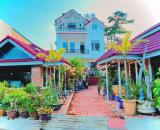 Khách sạn gần kề khu du lịch, chủ nhà muốn đổi nên bán với giá thấp.
