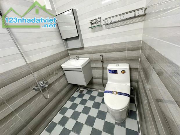 Nhà mới góc 2 tầng mặt tiền chợ Trần Văn Thành P8Q8. Giá: 5.39 tỷ - 3