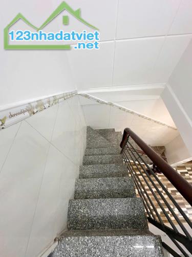 Nhà mới góc 2 tầng mặt tiền chợ Trần Văn Thành P8Q8. Giá: 5.39 tỷ - 4