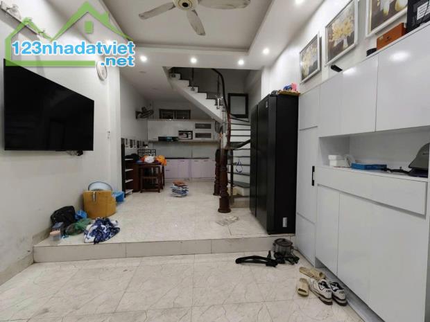 Cho thuê nhà ngõ phố Trương Định, Hoàng Mai 30m x 5 tầng, giá 12tr/tháng