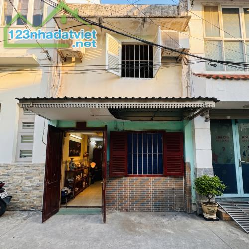 Nhà Quận 1 hẻm 4m, xây CHDV đẻ ra tiền, hốt lẹ kẻo trễ!