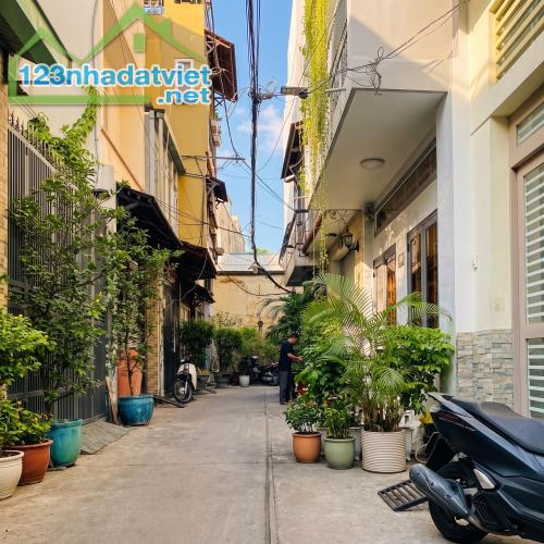 Nhà Quận 1 hẻm 4m, xây CHDV đẻ ra tiền, hốt lẹ kẻo trễ! - 1