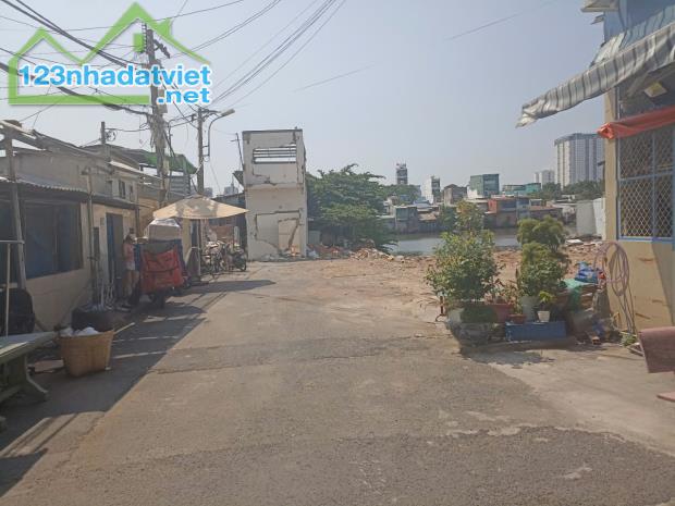 Nhà bán HXH gần chợ trường học hơn nhỉnh 4 tỏi