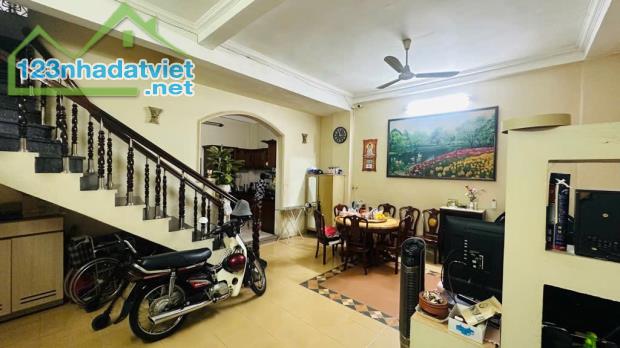 Kề hẻm xe hơi, DT 96m2, Âu Dương Lân, 8,3 tỷ, nhà đẹp 3 tầng, 6PN - 1