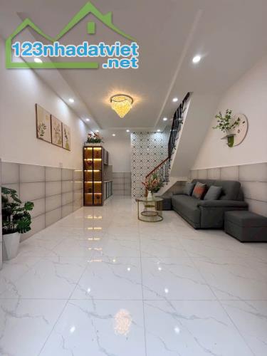 Nhà mới 3 tầng hẻm 337 Đường Ba Đình P8Q8. Giá 3.98 tỷ TL - 1