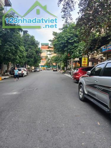Bán đất Văn La, lô góc ô tô đỗ gần, gần công viên 48m2, mt 4m giá chỉ 10.3 tỷ!
