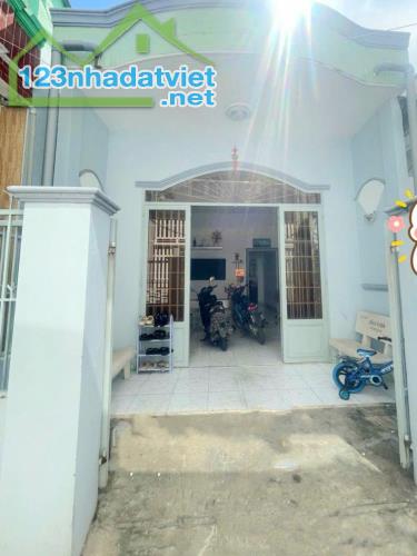 Bán gấp căn nhà cấp 4, SHR, 71,8m2, Xã Phước Vĩnh An, Giá 750 Triệu.
